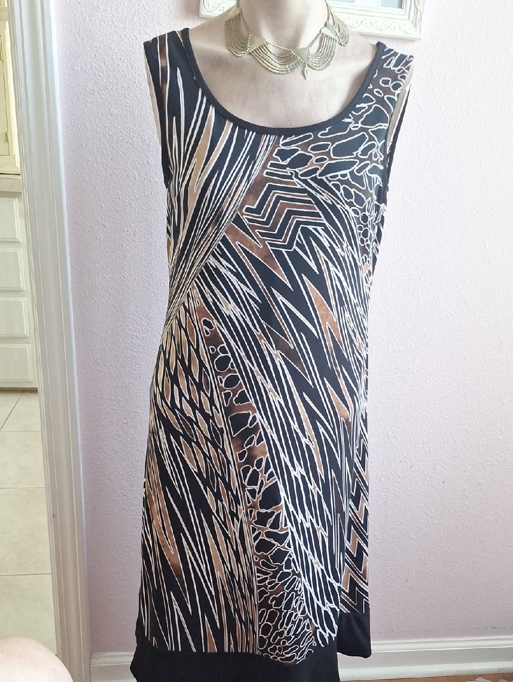 Glamour Black & Tan Dress Interior Label View